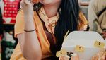 Momen Bahagia Mumuk Gomez dan Sang Kekasih Saat Ngopi dan Makan Roti
