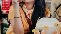 Lewat Instagramnya, Mumuk Gomez juga suka mengunggah momen kulineran. Seperti momennya makan roti bakar berikut ini. Foto: Instagram @mumukgomez