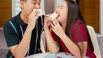 Momen Bahagia Mumuk Gomez dan Sang Kekasih Saat Ngopi dan Makan Roti