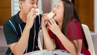 Tampak lucu dan bikin gemes, Mumuk dan kekasihnya berpose sambil menyantap roti. Keduanya terlihat bahagia mendekati hari pernikahannya. Foto: Instagram @mumukgomez