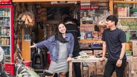 Momen Mumuk jajan lainnya terlihat di sebuah kedai kopi sederhana. Ia dan sang kekasih tampak menikmati kopi dan juga mie instan. Foto: Instagram @mumukgomez