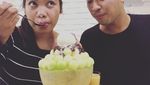 Momen Bahagia Mumuk Gomez dan Sang Kekasih Saat Ngopi dan Makan Roti