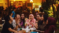 Momen akrab Mumuk dan teman-temannya juga terlohat pada acara makan malam berikut ini. Mereka berada di sebuah kafe dan tampak menikmati es kopi, es teh manis, dan beragam makanan. Foto: Instagram @mumukgomez