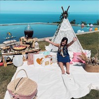 Pemotretan ulang tahun Mikhayla itu berlangsung di Bali dengan mengusung konsep piknik. Mikhayla terlihat berpose bersama Nia Ramadhani, Ardi Bakrie, dan dua adik laki-lakinya. Foto: Instagram/@ramadhaniabakrie