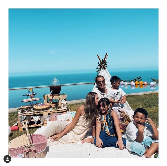 Berbagai dekorasi cantik tampak menghiasi pemotretan bertema piknik tersebut. Nia, Ardi, dan kedua putranya tampak kompak mengenakan baju berwarna putih. Sedangkan Mikhayla tampil berbeda dengan dress berwarna biru tua. Foto: Instagram/@ramadhaniabakrie