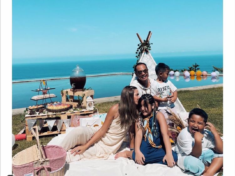 Potret Nia Ramadhani Liburan di Bali, Berbikini hingga Disindir Gelar Hajah