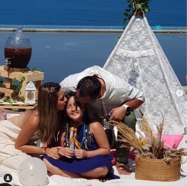 Mikhayla tampil cantik dengan mengenakan dress biru dan scarf bermotif. Rambut panjangnya terlihat dikepang. Foto: Instagram/@balipicnicdelights