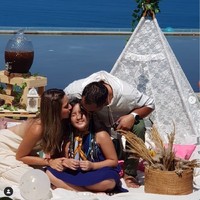 Mikhayla tampil cantik dengan mengenakan dress biru dan scarf bermotif. Rambut panjangnya terlihat dikepang. Foto: Instagram/@balipicnicdelights