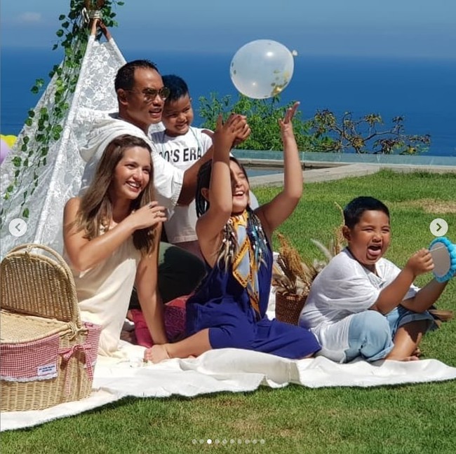 Keluarga Nia Ramadhani dan Ardi Bakrie itu tampak kompak dan bahagia mengikuti sesi pemotretan tersebut. Mikhayla sendiri merupakan putri pertama dari Nia Ramadhani dan Ardi Bakrie. Foto: Instagram/@balipicnicdelights