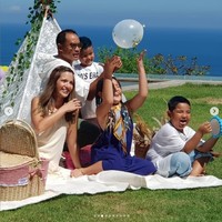 Keluarga Nia Ramadhani dan Ardi Bakrie itu tampak kompak dan bahagia mengikuti sesi pemotretan tersebut. Mikhayla sendiri merupakan putri pertama dari Nia Ramadhani dan Ardi Bakrie. Foto: Instagram/@balipicnicdelights