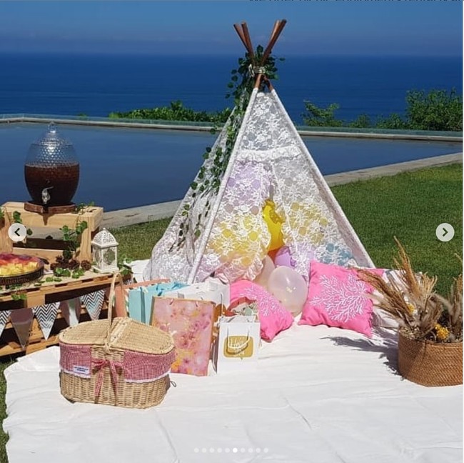 Terlihat berbagai dekorasi cantik seperti tenda, karpet, bunga-bunga, serta beberapa hiasan lain yang membuat pemotretan tersebut jadi terlihat lebih berwarna. Foto: Instagram/@balipicnicdelights