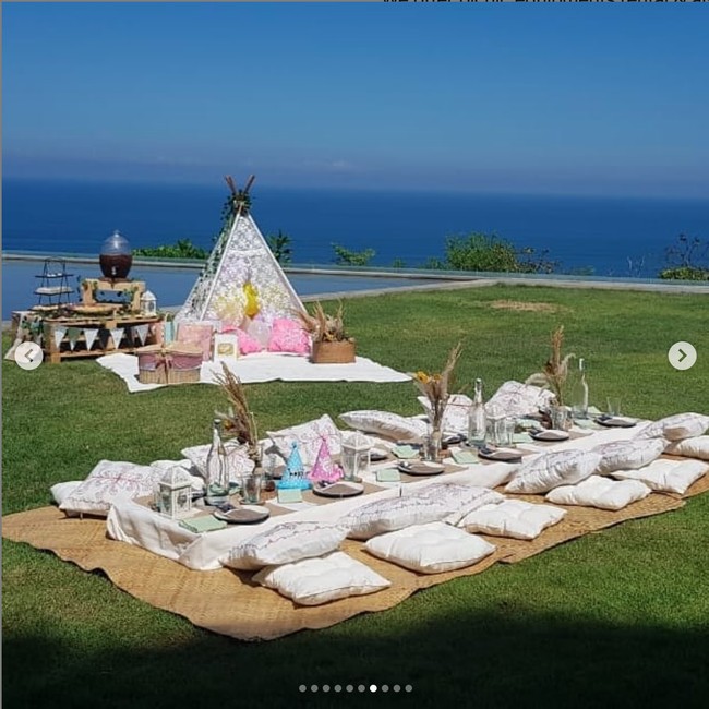 Pemotretan ulang tahun Mikhayla Bakrie itu dilakukan di sebuah resort mewah tempat Nia dan keluarganya menginap selama di Bali. Foto: Instagram/@balipicnicdelights