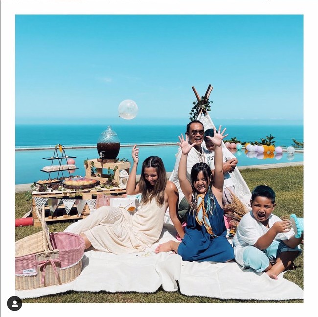 Baru-baru ini keluarga Nia Ramadhani dan Ardi Bakrie baru saja terlihat merayakan ulang tahun putri sulungnya, Mikhayla Bakrie yang ke 9 tahun. Mereka pun melakukan pemotretan untuk merayakannya. Foto: Instagram/@ramadhaniabakrie