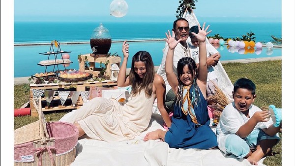 7 Momen Pemotretan Ultah Mikhayla, Putri Nia Ramadhani di Resort Mewah Bali