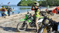 Untuk menuju kawasan ini, harus menempuh jarak sekitar 6-7 km menyusuri hutan di kawasan TN Baluran. Pun jalannya berupa tanah berbatu, serta harus melintas beberapa anak sungai.