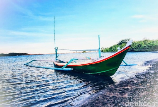 Tak hanya berpasir putih, air di teluk berwarna hijau tosca ini juga berarus tenang, nyaris tak ada riak. Tak hanya berpasir putih, air di teluk berwarna hijau tosca ini juga berarus tenang, nyaris tak ada riak.
