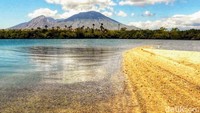 Airnya juga tak terlalu dalam. Sangat cocok untuk berenang maupun wisata air lainnya.
