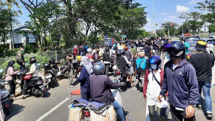Pasca RSUD Bangkalan Lockdown, Pengguna Jalan Melintas di Suramadu Swab Massal