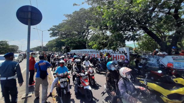 Pasca RSUD Bangkalan Lockdown, Pengguna Jalan Melintas di Suramadu Swab Massal