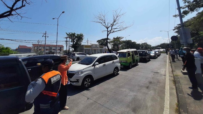 Pasca RSUD Bangkalan Lockdown, Pengguna Jalan Melintas di Suramadu Swab Massal