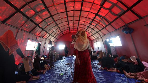 Pengungsi etnis Rohingya yang terdampar di pesisir pantai Kuala Simpang Ulim berada di sekitar tenda darurat di pulau Idaman, Aceh Timur, Aceh, Minggu (6/6/2021). Lembaga kemanusiaan yang menangani pengungsi United Nations High Commissioner for Refugees (UNHCR) masih melakukan negosiasi dengan Pemerintah setempat untuk penanganan lanjutan terhadap penempatan 81 pengungsi etnis Rohingya. ANTARA FOTO / Irwansyah Putra/foc.