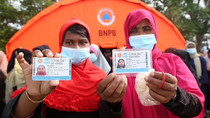 PENANGANAN IMIGRAN ILEGAL ROHINGYA Pengungsi etnis Rohingya yang terdampar di pesisir pantai Kuala Simpang Ulim berada di sekitar tenda darurat di pulau Idaman, Aceh Timur, Aceh, Minggu (6/6/2021). Lembaga kemanusiaan yang menangani pengungsi United Nations High Commissioner for Refugees (UNHCR) masih melakukan negosiasi dengan Pemerintah setempat untuk penanganan lanjutan terhadap penempatan 81 pengungsi etnis Rohingya. ANTARA FOTO / Irwansyah Putra/foc.