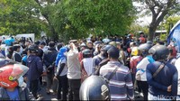 Hal ini dilakukan mengingat kasus COVID-19 yang saat ini sedang naik di Bangkalan, dan pemkot mengantisipasi pendatang dari Bangkalan.