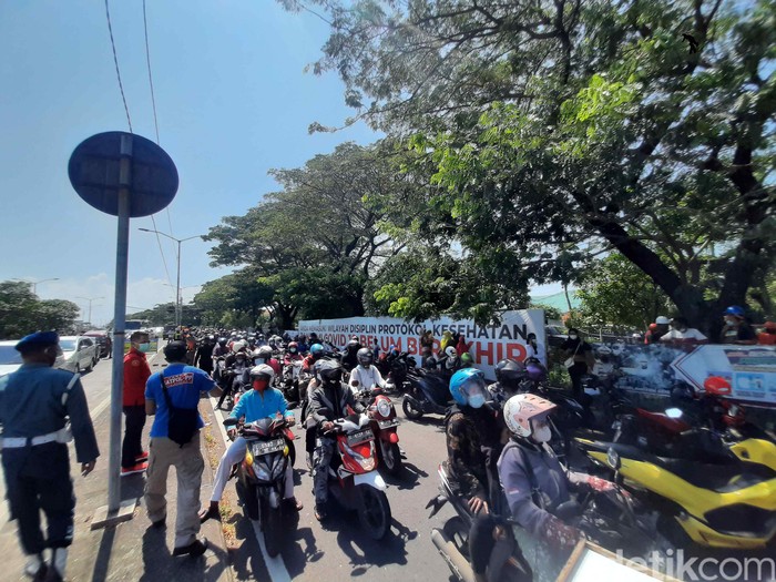 Pintu keluar Suramadu arah Surabaya macet total, baik jalur R2 maupun R4. Pemkot Surabaya menutup arah pintu keluar untuk semua pengendara swab massal.