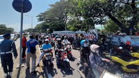 Akibatnya, selain menimbulkan kemacetan juga kerumunan. Ribuan pengendara mengantre untuk mendaftar swab. Jaga jarak pun akhirnya diabaikan oleh pengendara, khususnya R2.