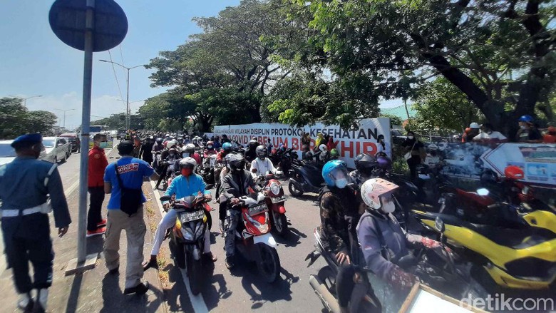 Pengendara Bejubel Saat Swab Test Massal Suramadu Pintu keluar Suramadu arah Surabaya macet total, baik jalur R2 maupun R4. Pemkot Surabaya menutup arah pintu keluar untuk semua pengendara swab massal.
