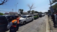 Wakil Sekretaris Satgas Percepatan Penanganan COVID-19 Surabaya, Irvan Widyanto juga mengimbau kepada pengendara untuk swab melalui pengeras suara. Untuk anak-anak diminta berteduh.