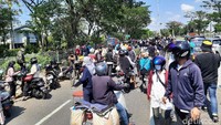 Salah satu pengendara R4 dari Pamekasan menuju Surabaya, Muhammad Said merasa terganggu karena macet. Namun semua demi kesehatan dan keselamatan.