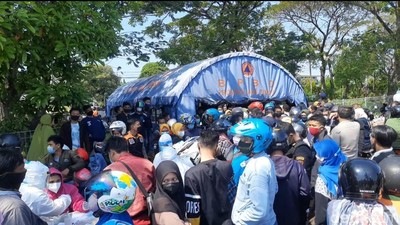 Pengendara Bejubel Saat Swab Test Massal di Suramadu