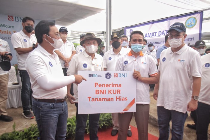 Selain pembiayaan murah melalui KUR, BNI juga memberikan kemudahan transaksi kepada petani binaan IPB berupa pembayaran melalui QRIS di aplikasi BNI Mobile Banking.