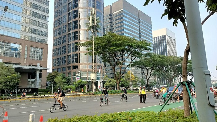 Pesepeda di Jalan Sudirman-Thamrin gowes di luar jalur khusus sepeda, Minggu (6/6/2021) pagi.