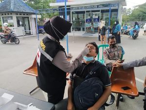 Polres Lombok Tengah Gelar Swab Antigen Acak ke Pengunjung Bank