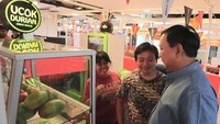 Mengunjungi Expo warga LDII di Pondok Pesantren Minhaajurrosyidiin,” tulis Prabowo di keterangan foto. Ia terlihat hendak mencoba jeruk.