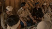 Diskusi bersama masyarakat Baduy Dalam dan Luar, Prabowo disuguhi nasi liwet. “Kami berdiskusi tentang bagaimana mereka masyarakat pedalaman dapat hidup berdampingan dengan alam, menjaga keseimbangan, dan benar-benar menjaga kelestarian alam,” tulisnya.