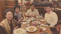 Politisi 69 tahun ini eksis di Instagram dengan lebih dari 4,9 juta followers. Prabowo sering mengunggah keseruan aktivitasnya, termasuk ketika kulineran bersama kakak dan adiknya. 