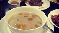 Tahun 2017, Prabowo memamerkan foto makanan yang ia santap untuk buka puasa. Ada semangkuk kolak dan sate di meja makan.