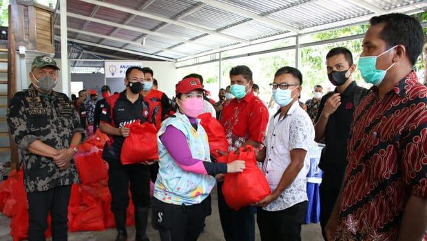 Ketua DPR RI Puan Maharani menyerahkan bantuan 950 paket secara simbolis ke warga Pulau Talise, Minahasa Utara, Sulawesi Utara, Minggu (6/6/2021).