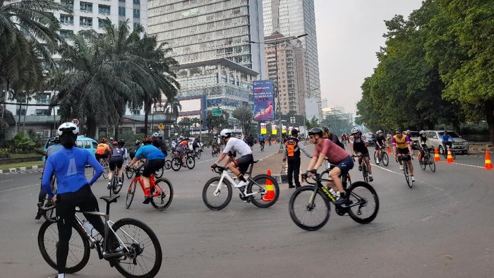 Road bikers ramaikan JLNT Kampung Melayu-Tanah Abang, Minggu (6/6/2021) pagi.