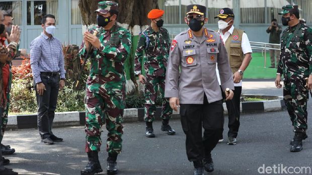 Rombongan Kapolri dan Panglima TNI saat berkunjung di Kudus, Minggu (6/6/2021).