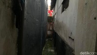 Detikcom mendatangi rumah kelahiran Soekarno pada Sabtu (5/6). Di depan gang Pandean IV, terpasang prasasti yang betuliskan Di Sini Tempat Kelahiran Bapak Bangsa DR. IR. Soekarno.