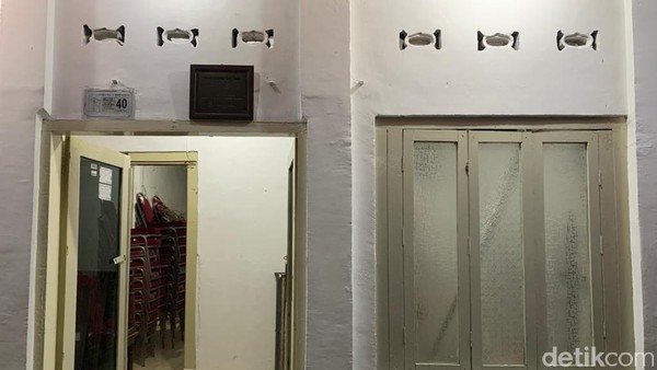 Rumah kelahiran Bung Karno berjarak 200 meter dari prasasti di depan gang Pandean IV. Dari depan rumah, tampak material bangunan rumah lama yang masih kental. Meski cat di kusen pintu dan tembok telah diperbarui, namun tidak menghilangkan karakteristik bangunan lama. Rumah kelahiran Bung Karno berjarak 200 meter dari prasasti di depan gang Pandean IV. Dari depan rumah, tampak material bangunan rumah lama yang masih kental. Meski cat di kusen pintu dan tembok telah diperbarui, namun tidak menghilangkan karakteristik bangunan lama.