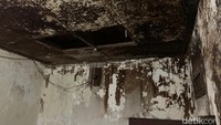 Namun sayangnya, sejumlah bagian rumah seperti atap dan dapur bagian belakang tampak kurang terawat. Bahkan di lantai dua, tidak ada penerangan lampu, serta banyak kayu bangunan yang sudah mulai lapuk. Maklum saja, rumah ini memang sudah tidak berpenghuni sejak Agustus 2020 lalu. 