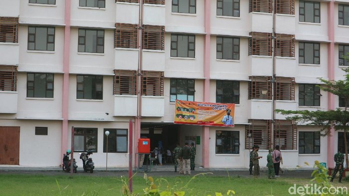 Rusunawa Bakalan Krapyak tempat isolasi warga terkonfirmasi positif Corona atau COVID-19 di Kudus, Minggu (6/6/2021).