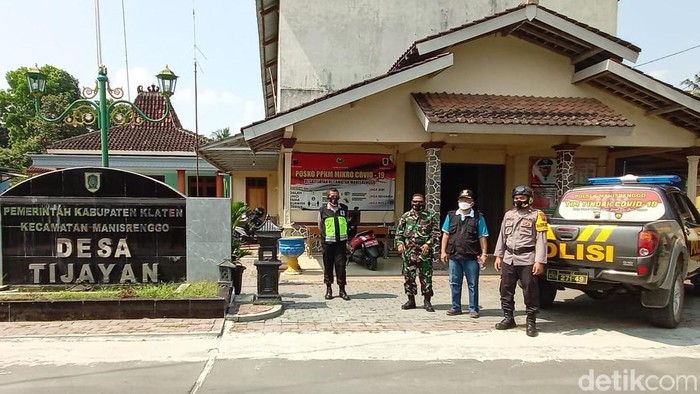 Satgas COVID-19 Kecamatan Manisrenggo, Klaten, melakukan patroli ke Desa Tijayan, Minggu (6/6/2021).