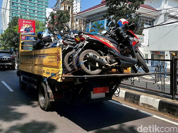 Sejumlah sepeda motor diangkut karena parkir sembarangan.