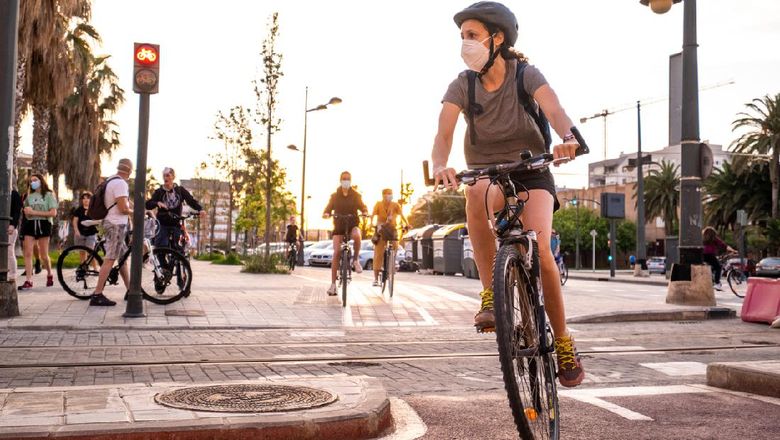 sepeda Valencia, Spain; 6th May 2020: People walking and playing sports during the coronavirus pandemic in the time slot allocated by the Government. Walking and individual sport activities are allowed with some limitations and respecting social distancing measures
